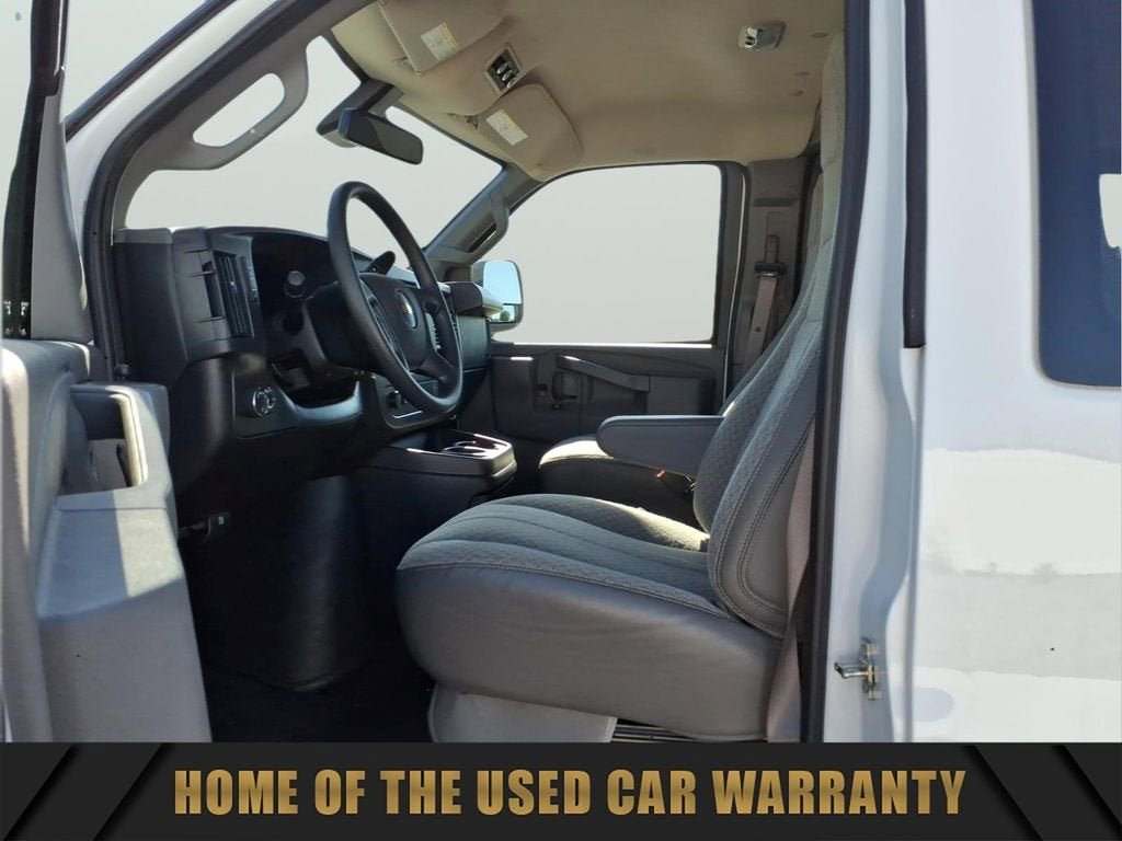 2025 Chevrolet Express Passenger 1LT